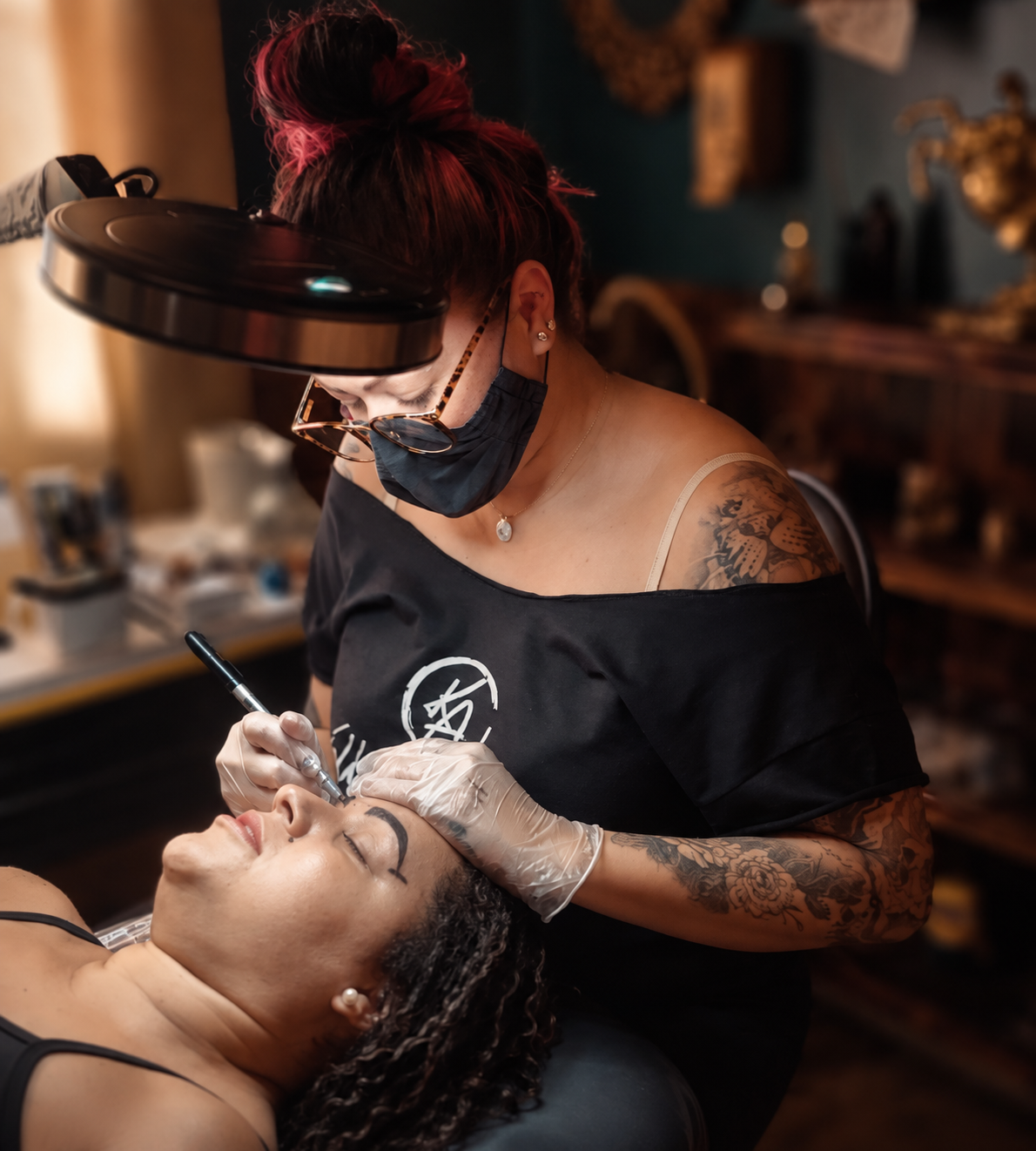 Kallinca aplicando micropigmentação labial estética