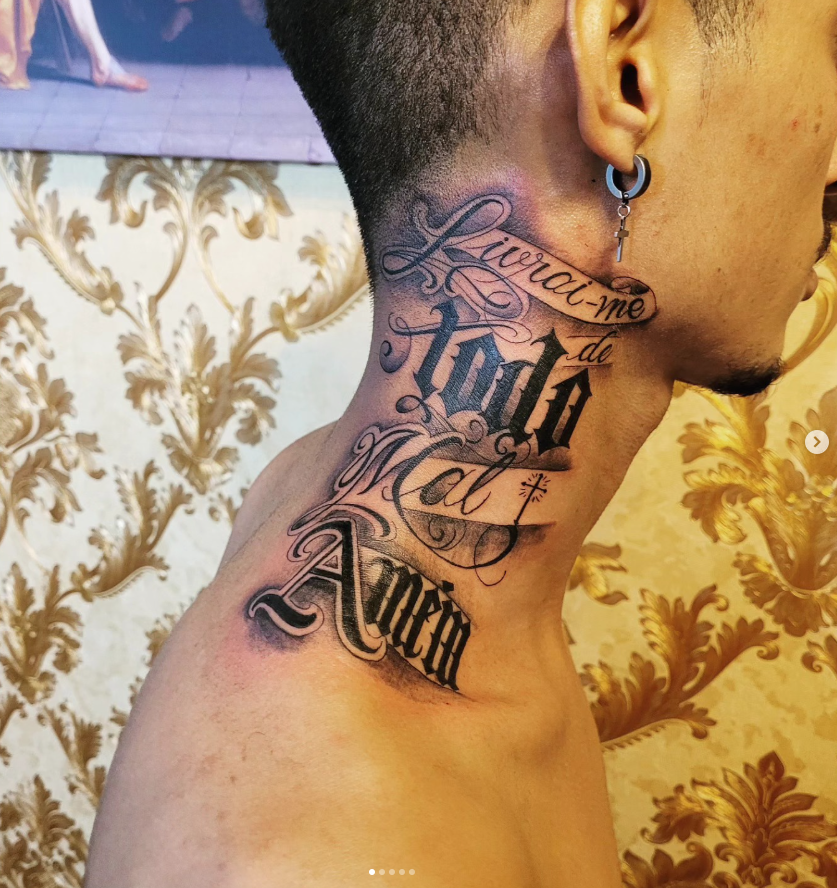 Tatuagem com caligrafia estilizada na região lateral do pescoço