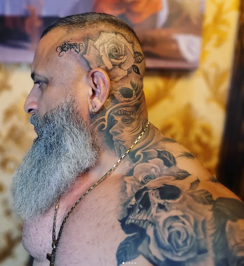 Kallinca concentrada durante a aplicação de tatuagem no estúdio