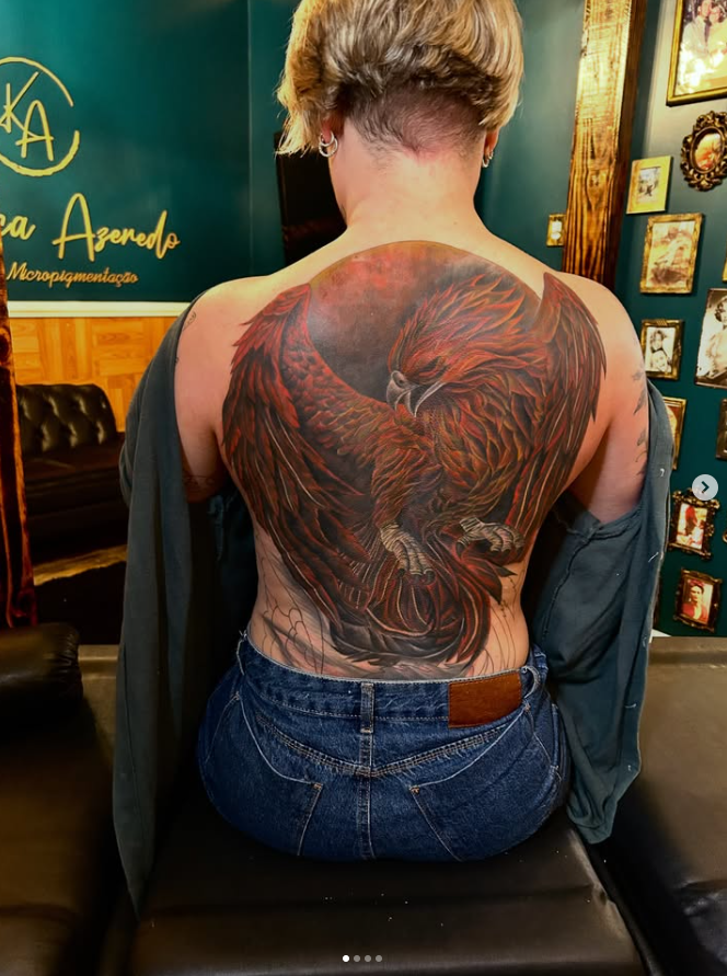 Tatuagem realista de águia em preto e cinza na região da escápula