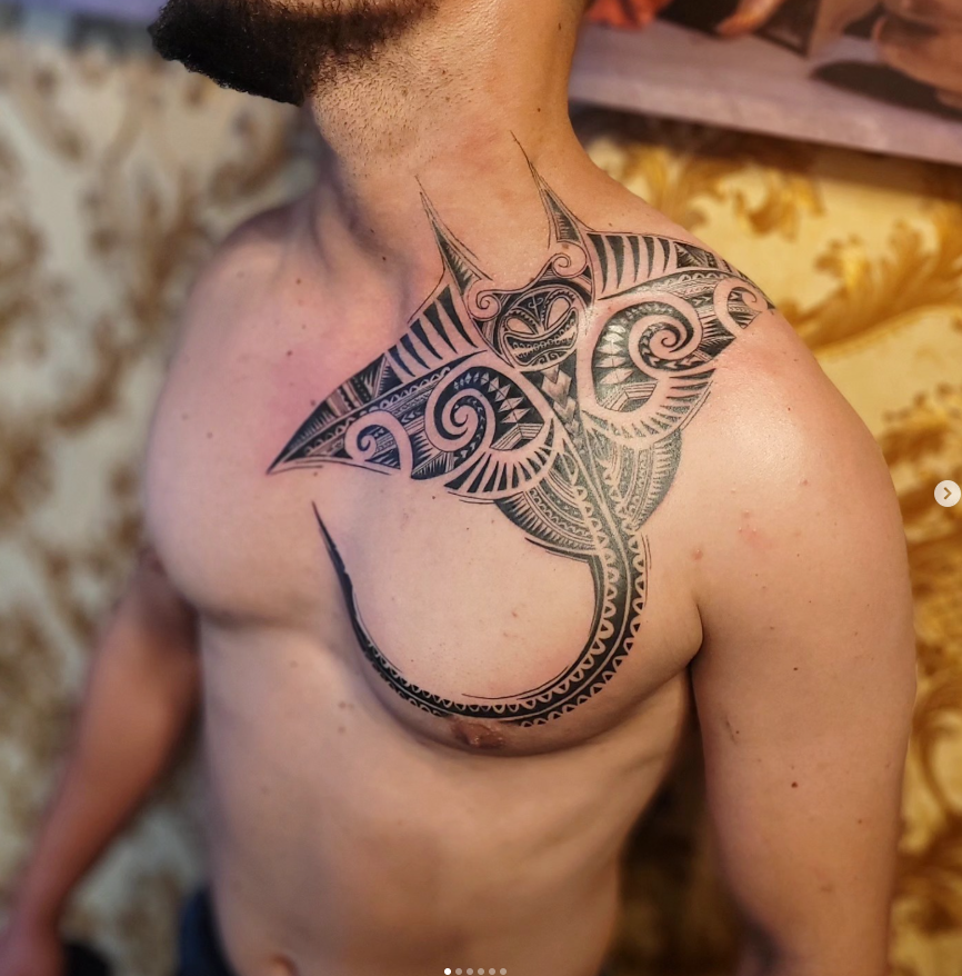 Tatuagem geométrica e tribal de alta precisão no centro do peito